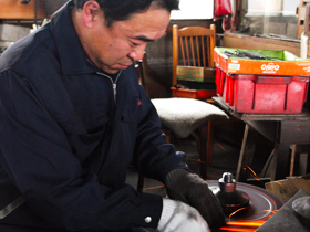 TOBISHO (The scene where Yasuhiro Tobiduka is manufacturing pruning shears )