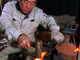 YASUHIRO (The scene where Yoshinobu Osumi is manufacturing Ikenobo Shears )